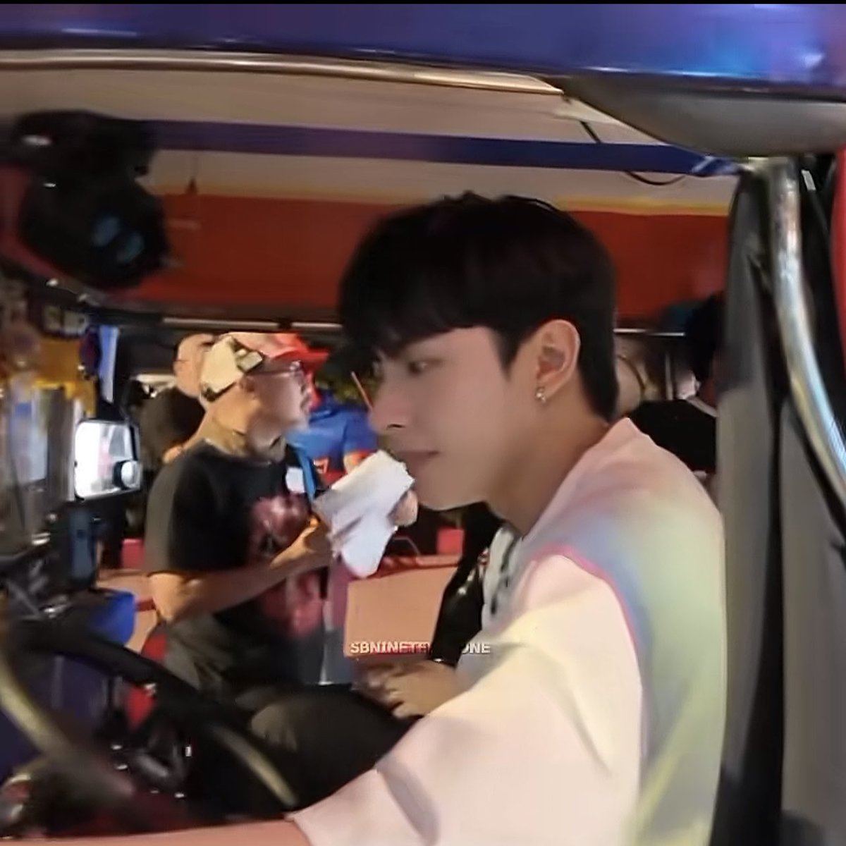 diannecluvsjah's tweet photo. ito na pala update kay kuyang poging jeepney driver. ito na pala sya ngayon 🫣

D-5 SB19 LOLLAPALOOZA STAGE
@SB19Official #SB19
#SB19at100Thieves
#SB19PopUpStoreAt100Thieves https://t.co/pByfYWkZBW