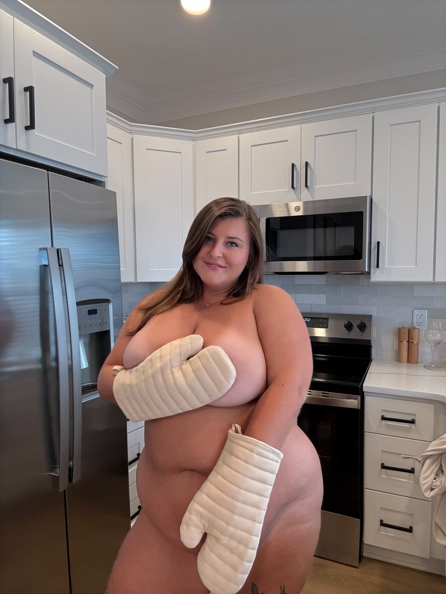 onlyleilalewis's tweet photo. what’s on the menu you ask? it’s me https://t.co/AYS9uGJc1m