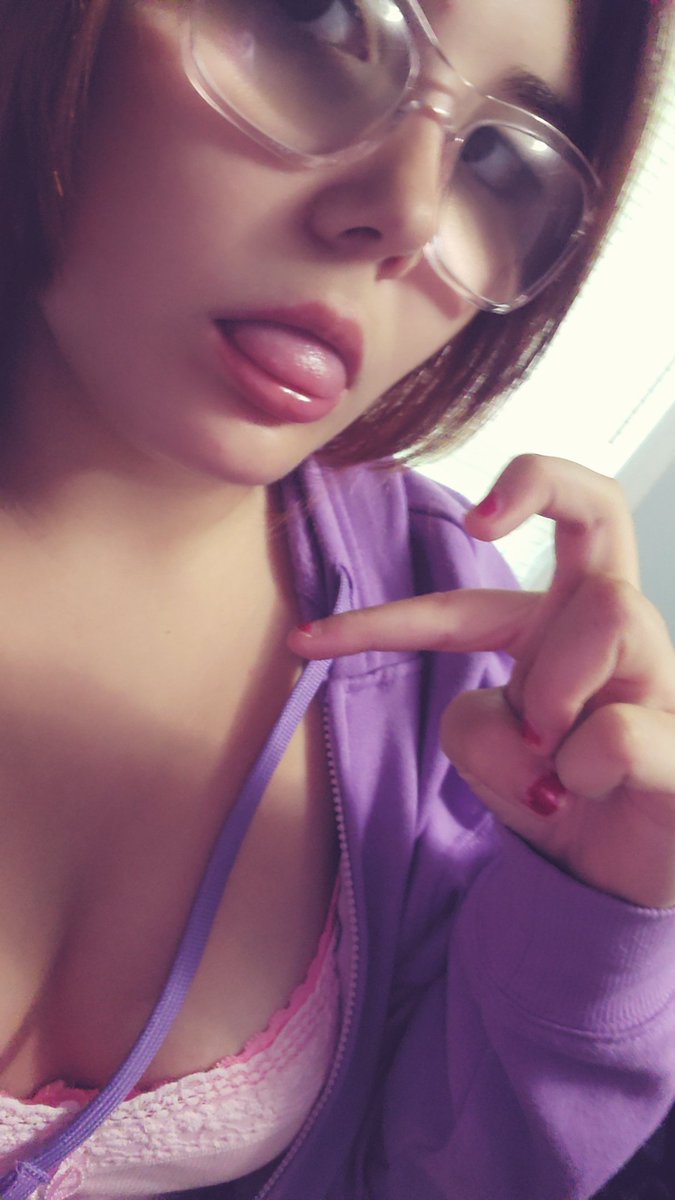 prettylilbug69's tweet photo. Outfit for a comfy day of laying around doing absolutely nothing! :33 
#comfy #pink  #rainydays #lowlvl https://t.co/kRsF7iiwtq