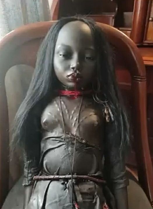 AlienMarseline's tweet photo. This vinyl doll is very rare and expensive. I saw it in a blogger's video on YouTube. I think this doll didn't belong to a loving family.

#doll #dolls #africandoll #beautifuldoll #vinyldoll https://t.co/415v8FXz8w
