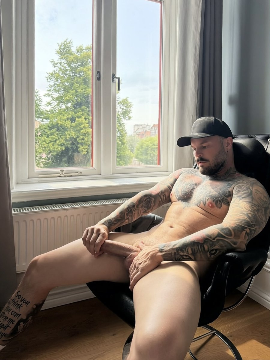 julianbleak's tweet photo. 500 retweets and I remove my hand🥰 https://t.co/44szWPNpPh