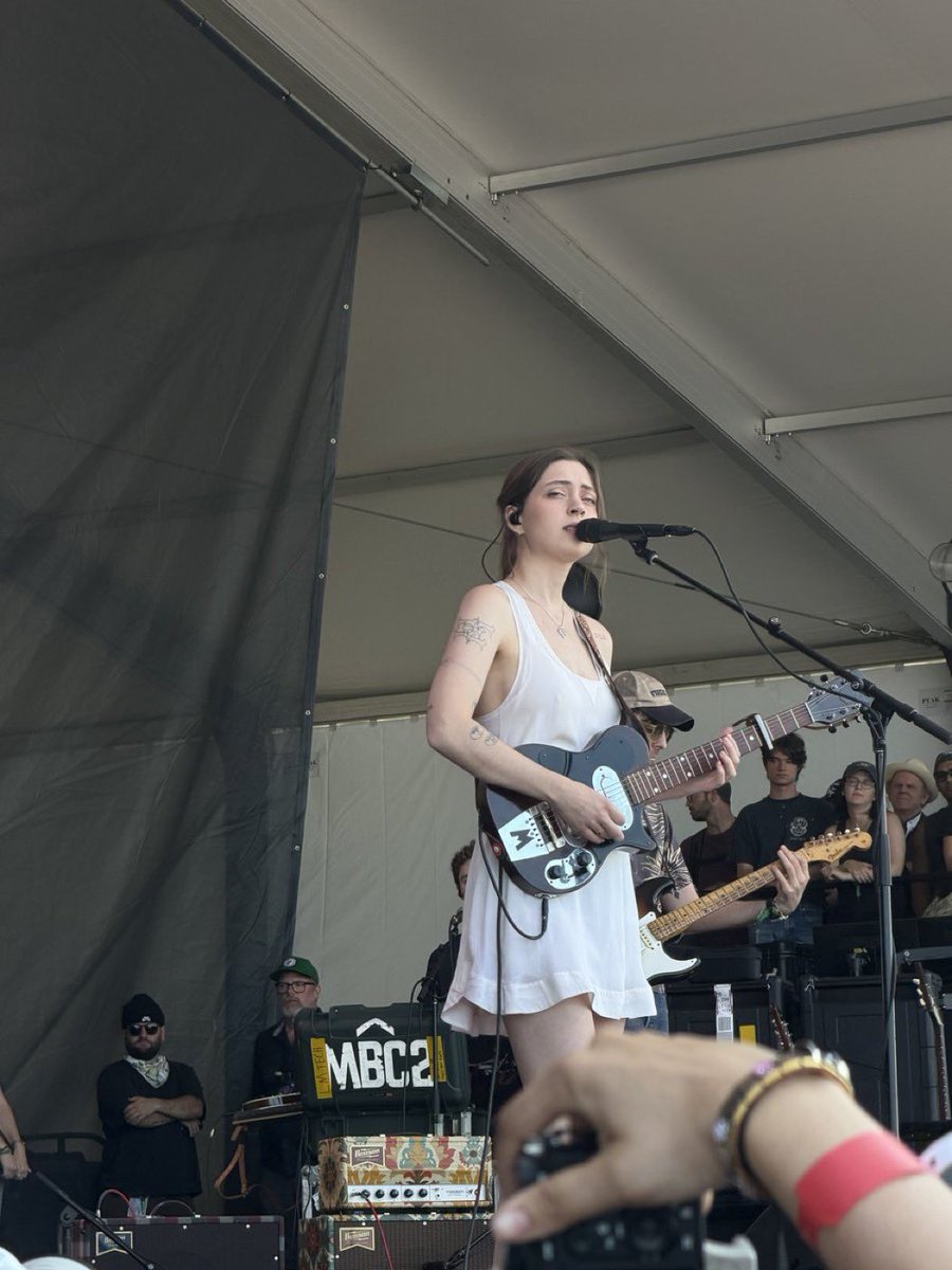 mcalpinebrasil's tweet photo. 📸 | Lizzy no palco agora mesmo Newport Folk Festival 🪽 https://t.co/3jRccPnF78