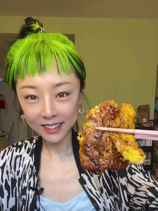 manulekiks's tweet photo. 今天和笨蛋男友吃了超糯的红糖糍粑，他蹭我脸颊上的糖霜被我拍了丑照！ https://t.co/VPnrRIecIF