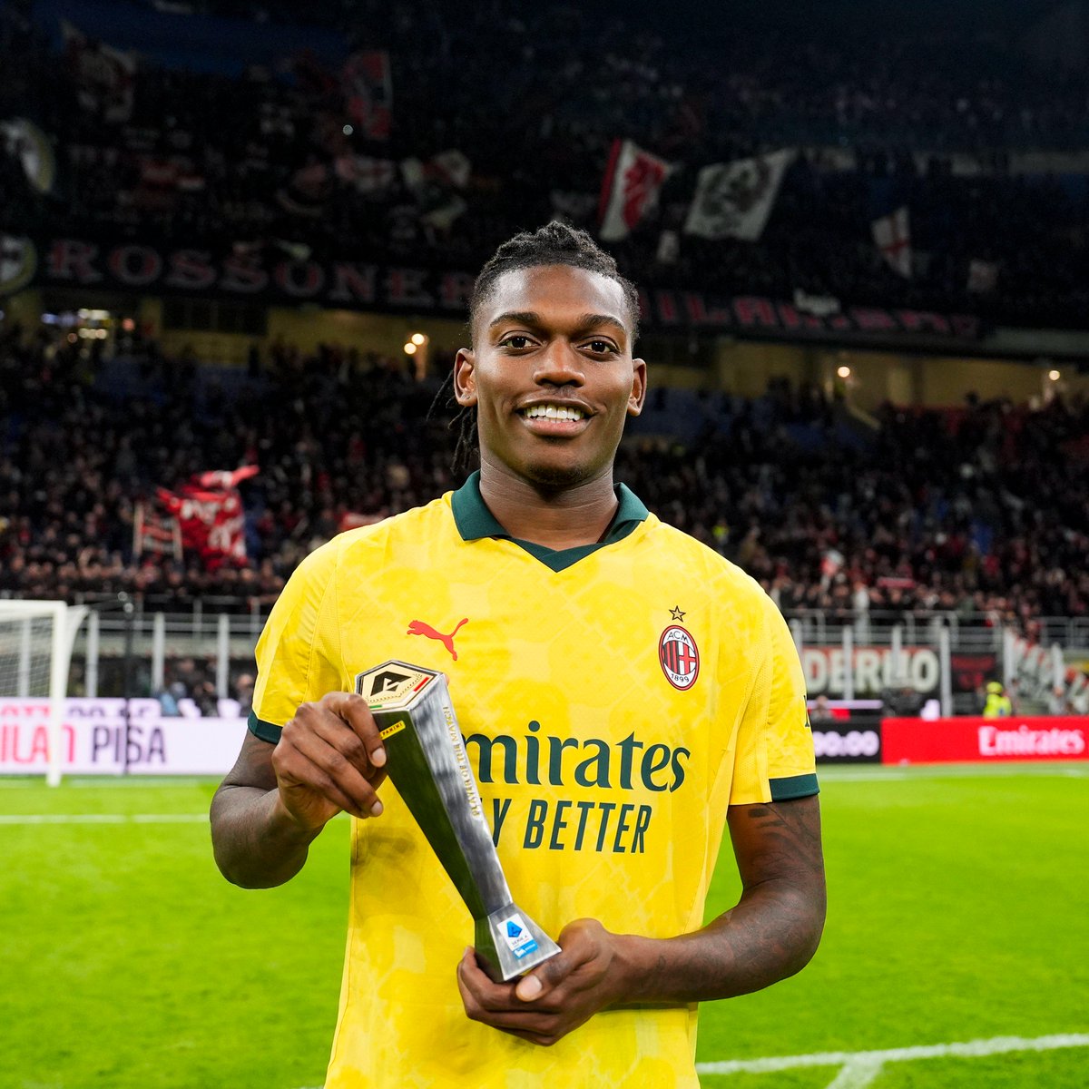 maratonxtra's tweet photo. #SICAKGELİŞME | 💥🚨 Fenerbahçe'den bir temsilcinin önümüzdeki hafta Milano'da olması bekleniyor. Geliş sebebi ise Leao operasyonunun detaylarını daha net kavramak. Kolay bir transfer değil ama imkansız da değil: Fenerbahçe bugün itibarıyla Milan’ın 10 numarasını transfer etme şansı en yüksek kulüp konumunda.
Fenerbahçe ve Galatasaray bu transferde en kararlı taraflar. Galatasaray, sezon başına 10 milyon Euro’yu aşan bir teklifle ilk adımı atan taraf olmuştu. Ancak Fenerbahçe’nin şu an manevra alanı ve harcama kapasitesi daha yüksek, bu yüzden ipleri elinde tutan taraf onlar.
Rafael Leao'nun 40 milyon euro, belki biraz daha altına transfer edilebilir olması bekleniyor. Milan'ın oyuncunun maaş yükünden kurtulma isteğiyle transfer döneminin sonunda onu kiralık olarak kadroya katmak ise zor gözüküyor. (La Gazzetta dello Sport / Luca Bianchin)