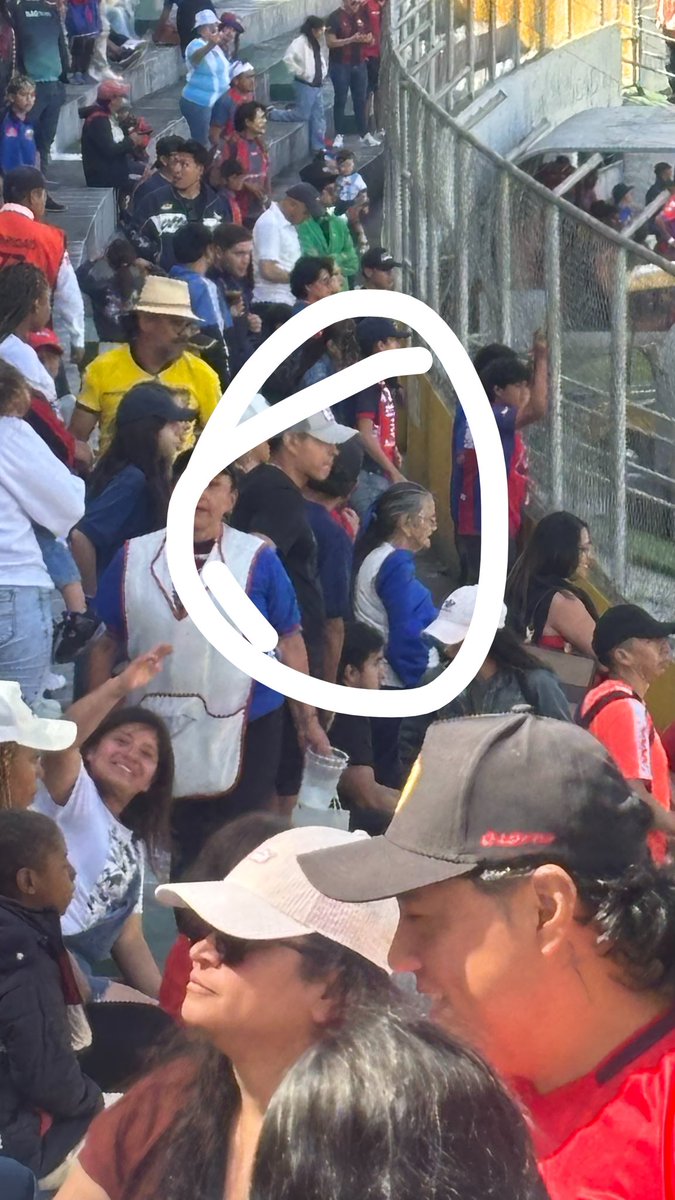 labelenenriquez's tweet photo. Este es el individuo que agredió a Sebastián Blasquez el día de hoy 
Identificado con el #RealPuertoQuito
@AFNAPichincha la seguridad permitió que sigan agrediendo y lanzado objetos a la banca de @SDQuito_Oficial https://t.co/uqeI48sNwx