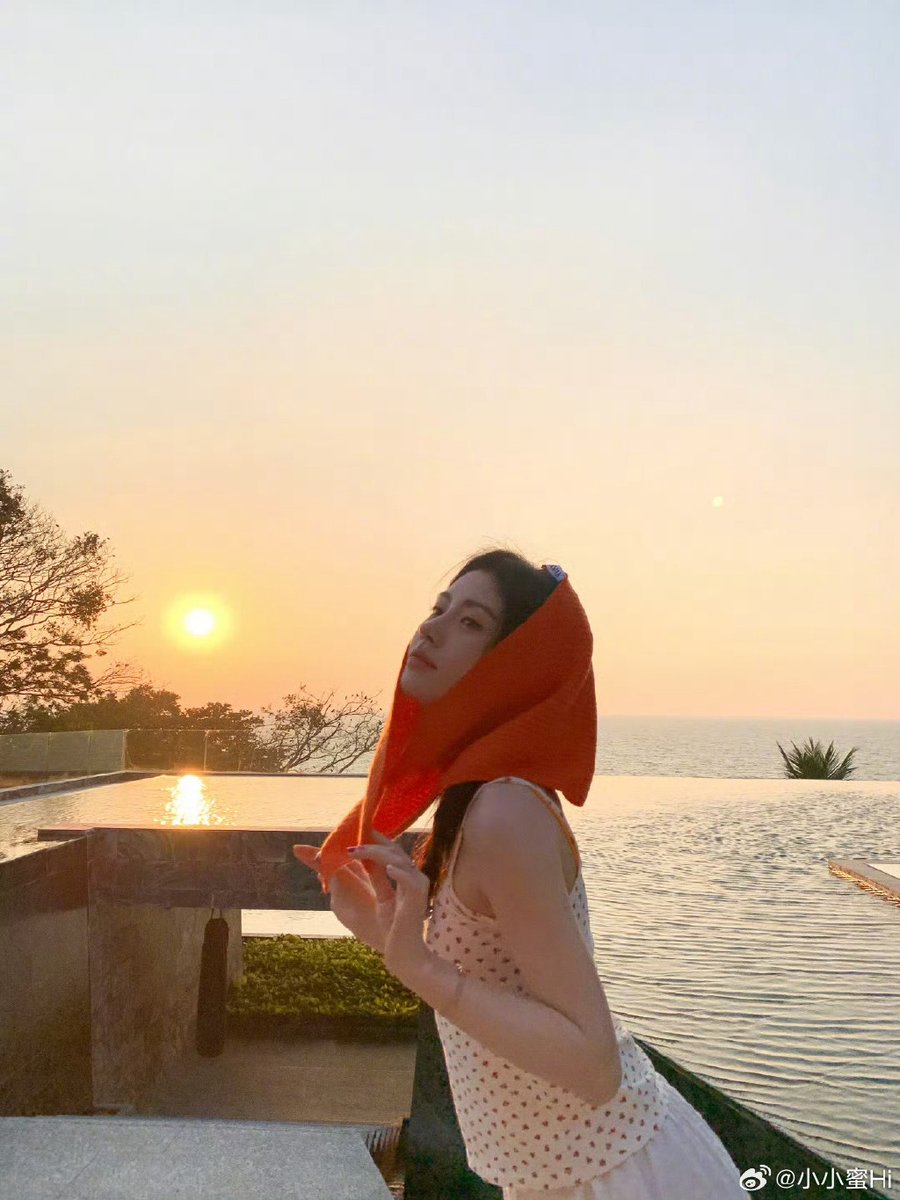 Manalmarzouk7's tweet photo. 在操场最后一次和室友碰了碰装满汽水的易拉罐，风里全是刚洗完的校服味道，原来青春的散场，会先从风里开始。 https://t.co/9yPdmajq5C