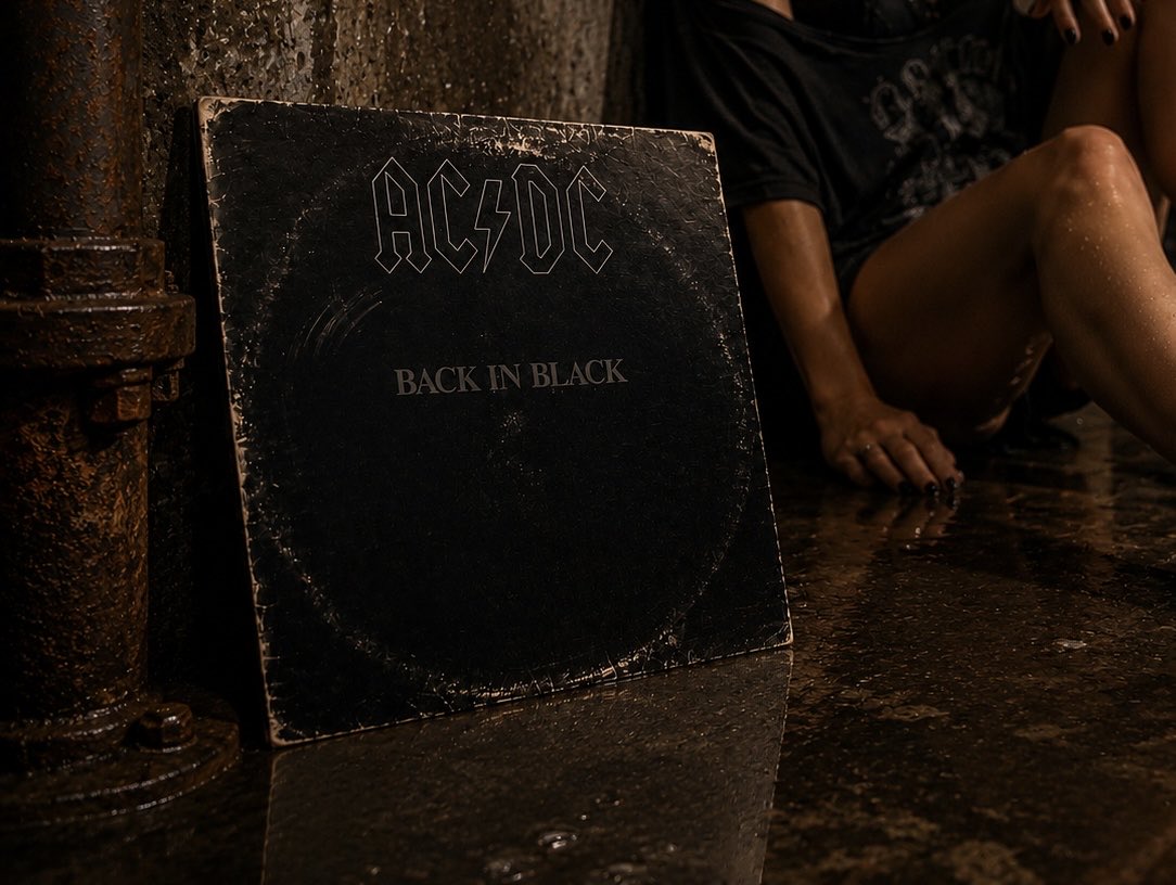 realSamGoodie's tweet photo. ⏳ #OnThisDay
🎧 AC/DC – Back in Black ⚡⚫
📅 July 25, 1980 (46 years)
The album was written after Bon Scott’s death as a tribute to their late singer.
#ACDC @acdc #BackInBlack #Music #MusicCollection #Vinyl #VinylCollection 🎵 https://t.co/8WZwFDjhJP