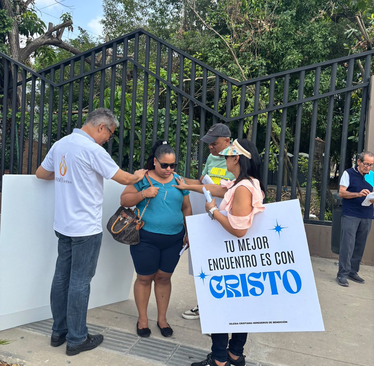 HeBenrd's tweet photo. El Ministerio de Evangelismo de la Iglesia Herederos de Bendición (@Hebenrd) estuvo hoy compartiendo el mensaje de Jesucristo en varios puntos de la ciudad de Santo Domingo. Oramos por los necesitados y muchas personas fueron impactadas con la presencia de Dios. https://t.co/Rg0q0vYapM