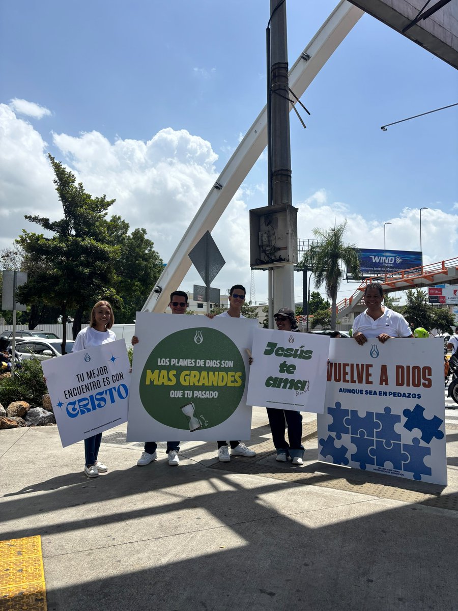 HeBenrd's tweet photo. El Ministerio de Evangelismo de la Iglesia Herederos de Bendición (@Hebenrd) estuvo hoy compartiendo el mensaje de Jesucristo en varios puntos de la ciudad de Santo Domingo. Oramos por los necesitados y muchas personas fueron impactadas con la presencia de Dios. https://t.co/Rg0q0vYapM