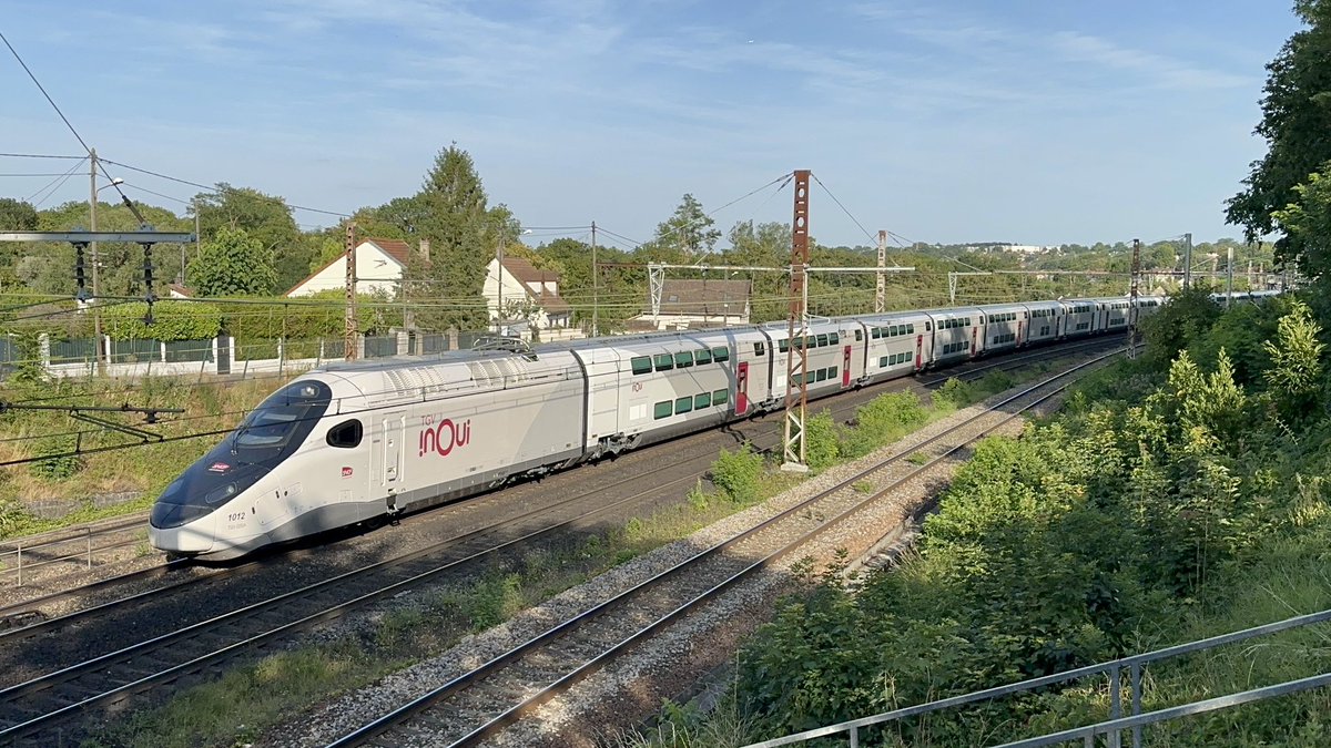 tgvdu45's tweet photo. Il fallait bien immortaliser le premier train en #TGVM du copain @AlexCRLPLY ! 😁
Ça aura été l’occasion de revenir fouler les rails de la ligne D. Je ne dirai pas qu’elle me manque, juste qu’elle ne m’est pas indifférente… 🥹👉🏻👈🏻 https://t.co/X10pFltdeI