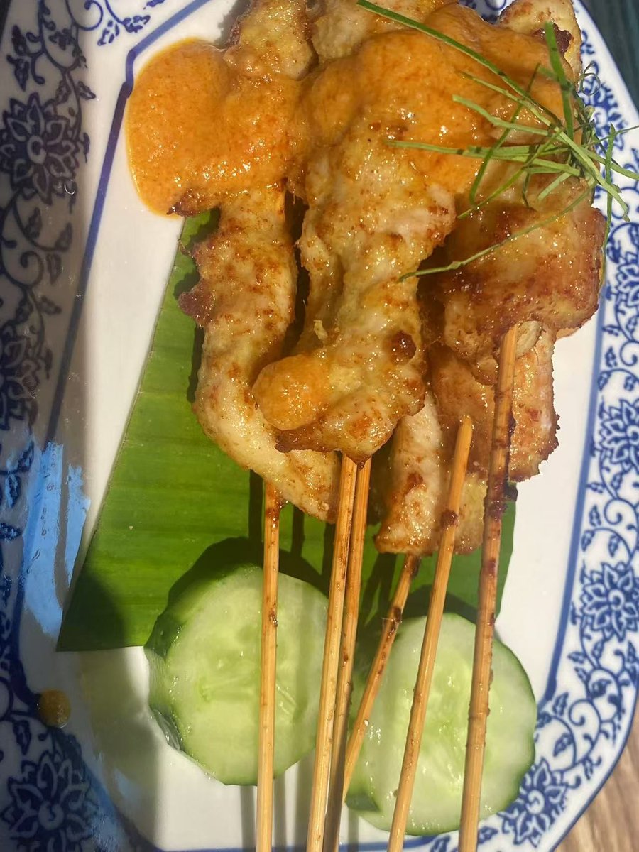 eEscuadron911's tweet photo. 挖到宝！印尼街头超火的沙爹鸡肉串，椰香提鲜配花生酱，咬一口香到跺脚，连炫5串都不够！ https://t.co/6WUYuocfd7