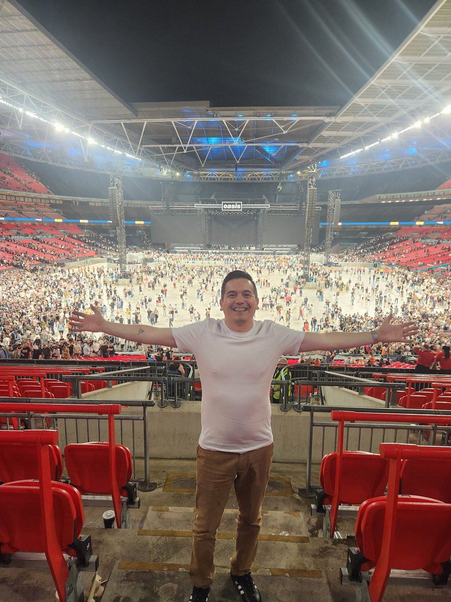 Sambg07's tweet photo. 🪇🎸🤘🏼😎🍻🚬Un día como hoy a estas horas la mejor coincidencia de la historia sucedía!💷🤯🏟 #Oasislive2025 26.07.25 #Wembley #Kingsbury #underground https://t.co/Ku17G45ZfB