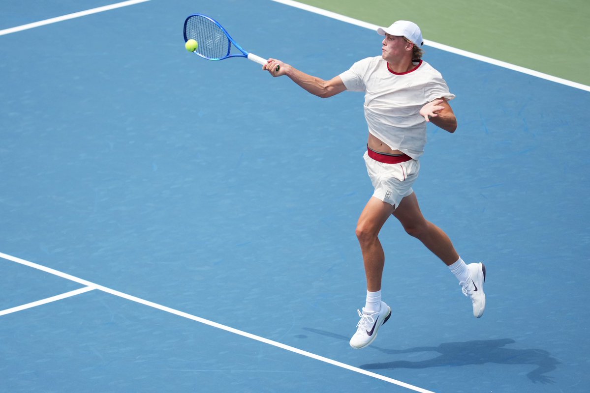 mubadaladcopen's tweet photo. Gotta love this 😃

Under the watchful eye of his legendary father, Cruz Hewitt advances to the final round of qualifying in DC!

#MubadalaDCOpen https://t.co/V48jVwj9iv