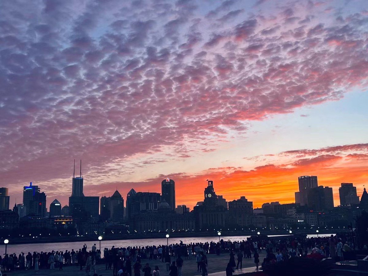 AliceYule76898's tweet photo. Just finished a long walk and the golden sunset is painting the sky pink and orange—feels like all the messy thoughts in my head are slowly calming down. https://t.co/IUFO640OOO