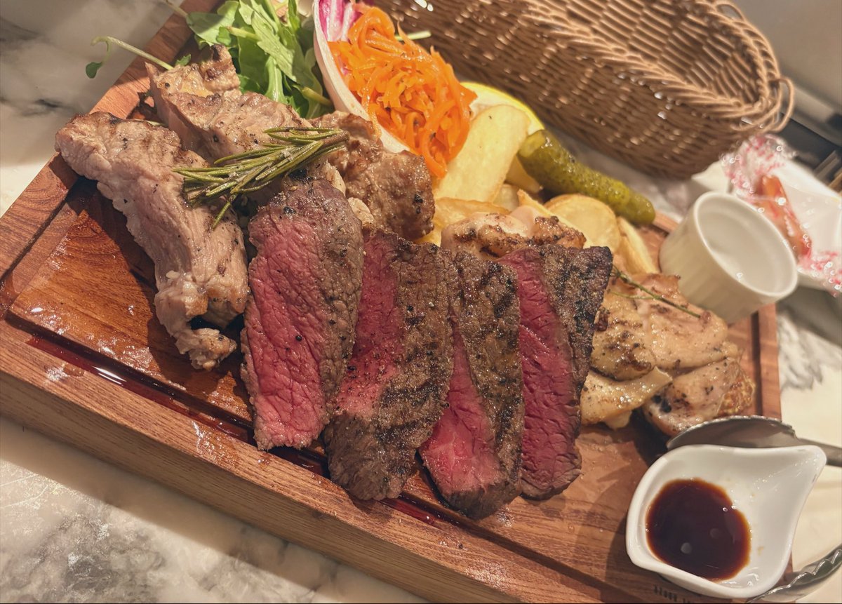 _iam_taylor's tweet photo. おにくにくにく〜🍖…にくにく？👓 https://t.co/FNZI3TiWIm