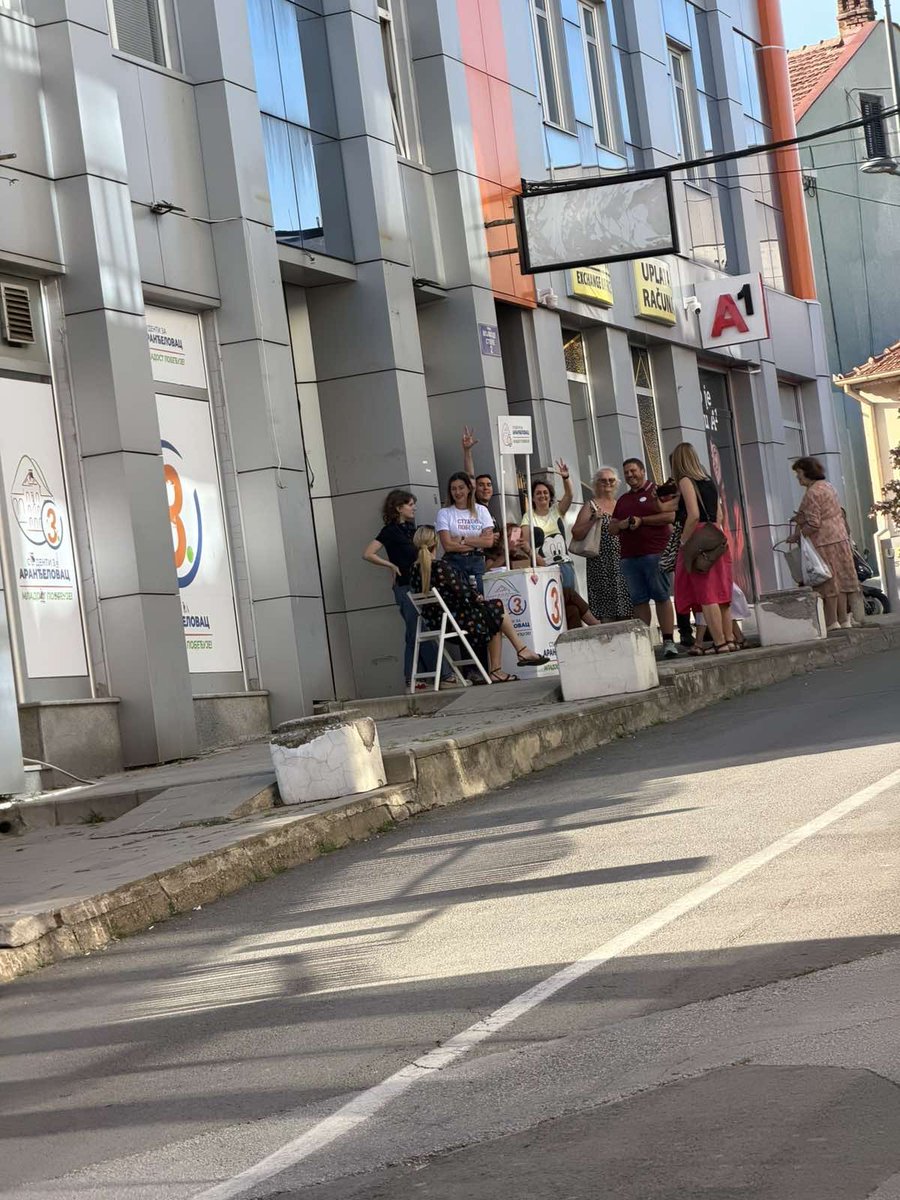marijapav01's tweet photo. Cirkus, njih par prave skup, a niko im ne prilazi. Ovo je strašno, pa zar do sada niste videli da nemate podršku??#blokaderi #studenti #vesti #viral https://t.co/48iKVxq3er
