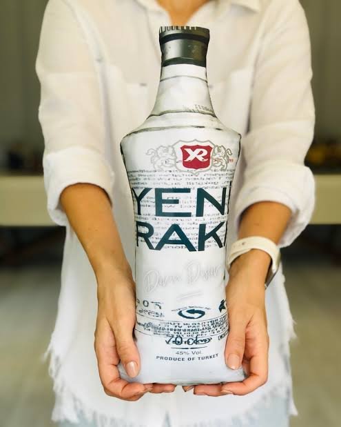 totemcihaluk's tweet photo. YENİ PARTİ logosunu Yeni Rakı logosu ile kıyaslıyanlar...
Yeni rakı şişesinin içindekiler bize, şişesi de size girsin.. https://t.co/uQfUizaVDb