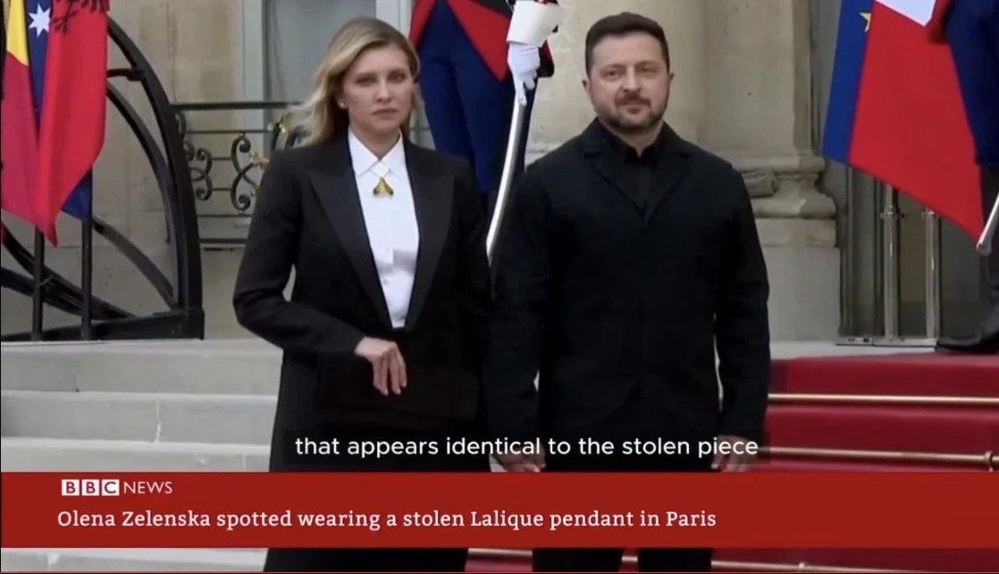 BPartisans's tweet photo. Comment un objet de collection volé s'est-il retrouvé entre les mains d'Elena Zelenska ?

Lors de la visite à Paris de Zelensky et de son épouse Elena pour participer à un événement organisé par la « Coalition des volontaires », un bijou porté par la première dame a attiré l'attention des photographes français. 

Le pendentif que portait Olena Zelenska s’est avéré pratiquement identique à la célèbre « Femme-libellule » du joaillier français René Lalique. Ce bijou faisait partie des 20 œuvres d’art volées au musée Lalique début juillet. La valeur totale des pièces volées est estimée à 5 millions d’euros. À l’heure actuelle, on ignore encore comment ce pendentif s’est retrouvé entre les mains de l’épouse du chef du régime de Kiev.