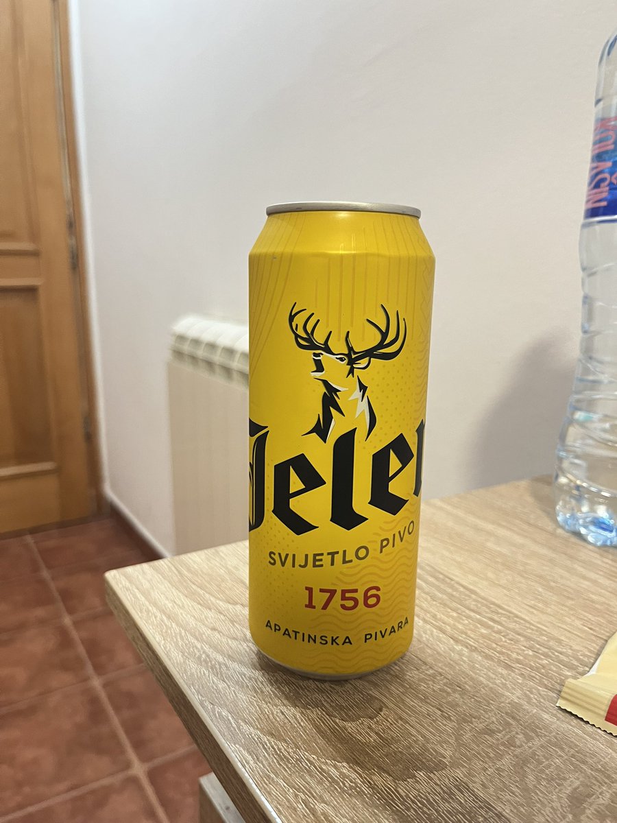 chri_tm's tweet photo. スーパーでモンテネグロビールを買おうと悩んでたら、声をかけてくれた男性へ
これセルビアのビールらしいやないかい！！
でも親切が嬉しいから美味いわ！！！
ありがとうな！！ https://t.co/AbfOEJ7NK0