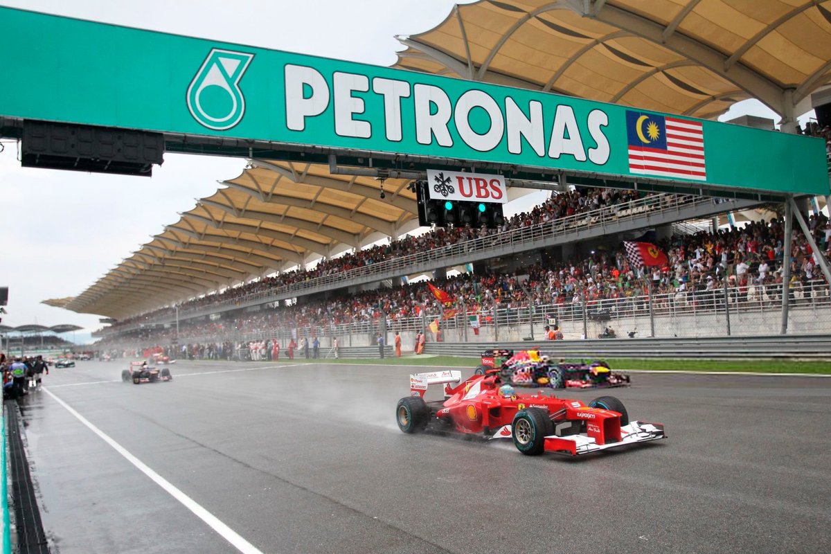 FormulaDirecta's tweet photo. 🚨 MALASIA regresa a la F1 el próximo 4 de octubre para albergar el GP de BARÉIN

👉 Dado que Baréin está dispuesto a sufragar los gastos, la carrera se presentará como el Gran Premio de Baréin.

🇮🇹  IMOLA apunta a albergar la última carrera de la temporada en diciembre.

#F1 https://t.co/IYi7yuXRBN
