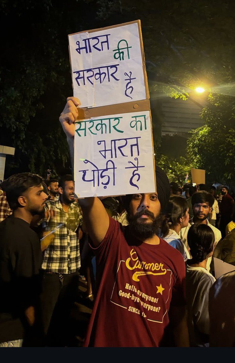 sandeep_PT's tweet photo. 2014 से मोदी की पूरी ताकत लगी रही लोगों को ये समझाने की कि 

मोदी = राज्य = सरकार = देश = सभ्यता 

और फिर एक दिन ऐसा आया 👇 https://t.co/OriyXeMeX1