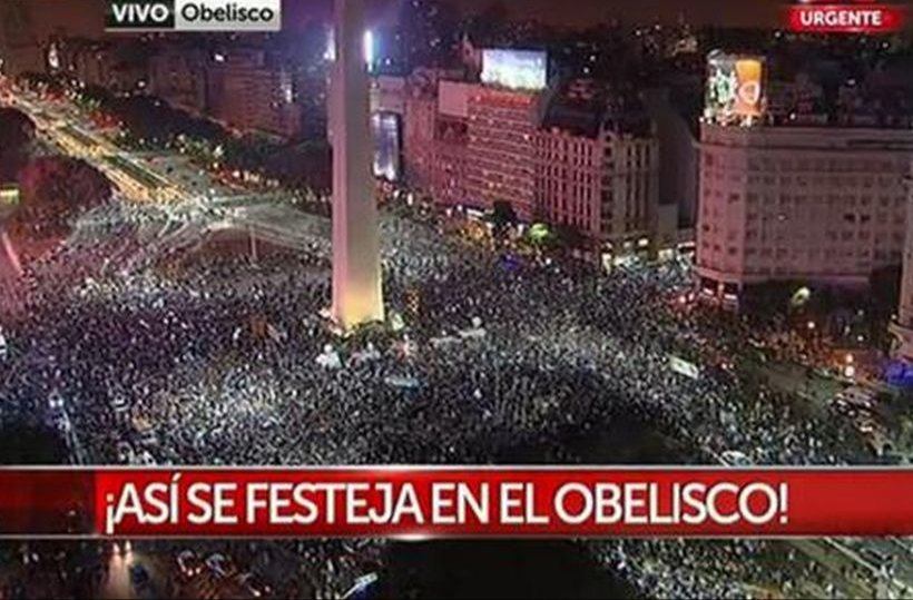 Yepyship's tweet photo. Gastón Edul cumpliendo el deseo de todos los argentinos y dándole tres cuatro manos al pelotudo de Edu Aguirre https://t.co/XGqfVkd912