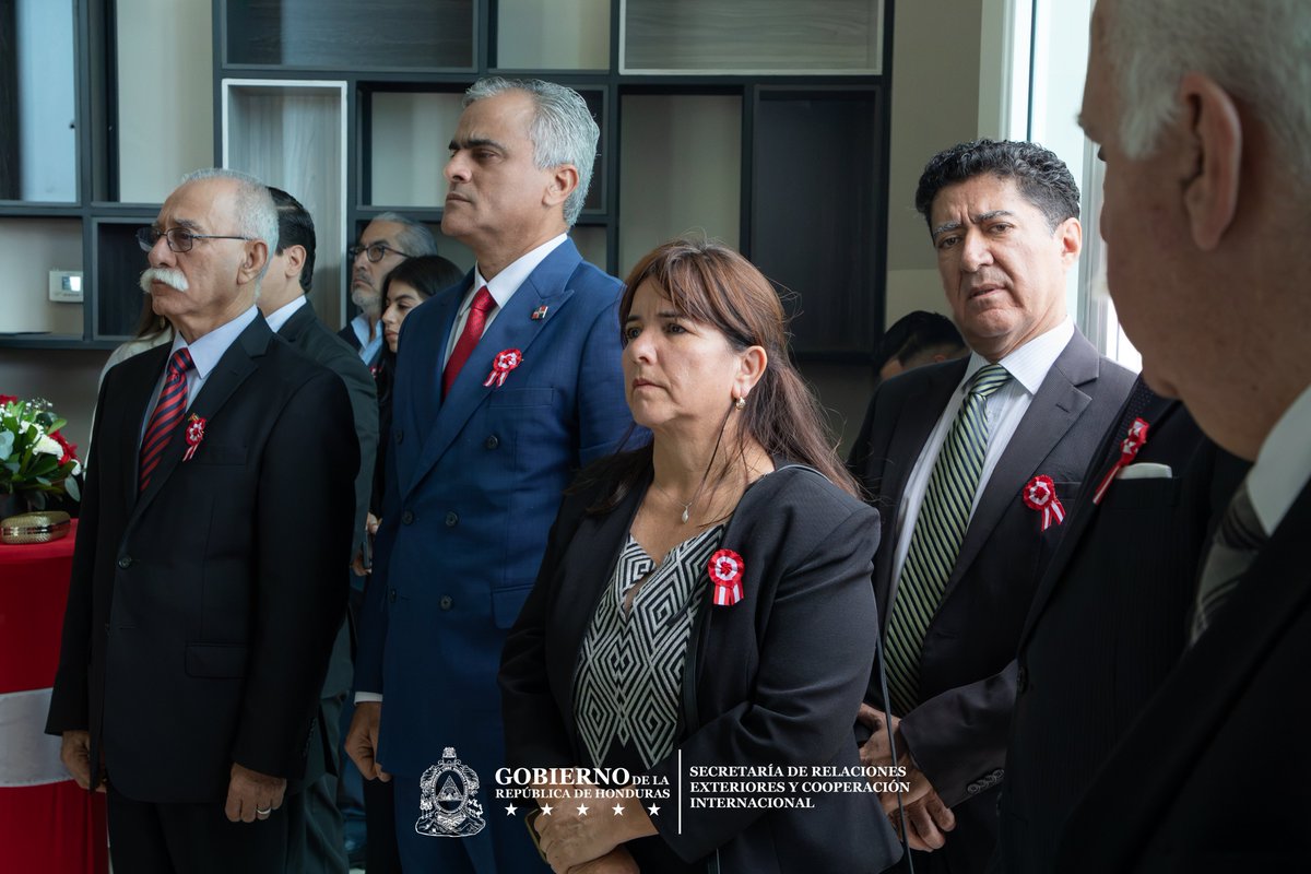 CancilleriaHN's tweet photo. 🇭🇳🤝🇵🇪 | 𝗖𝗮𝗻𝗰𝗶𝗹𝗹𝗲𝗿 𝗔𝗴ü𝗲𝗿𝗼 𝗿𝗲𝗮𝗳𝗶𝗿𝗺𝗮 𝗰𝗼𝗺𝗽𝗿𝗼𝗺𝗶𝘀𝗼 𝗱𝗲 𝗛𝗼𝗻𝗱𝘂𝗿𝗮𝘀 𝗰𝗼𝗻 𝗲𝗹 𝗳𝗼𝗿𝘁𝗮𝗹𝗲𝗰𝗶𝗺𝗶𝗲𝗻𝘁𝗼 𝗱𝗲 𝗹𝗮𝘀 𝗿𝗲𝗹𝗮𝗰𝗶𝗼𝗻𝗲𝘀 𝗰𝗼𝗻 𝗣𝗲𝗿ú

La Secretaria de Relaciones Exteriores y Cooperación Internacional, Mireya Agüero, participó en la recepción conmemorativa por el 205 aniversario de la proclamación de la independencia del Perú, donde destacó la histórica amistad que une a ambas naciones y dio la bienvenida al Embajador César Larraín Tafur, a quien deseó éxitos al iniciar su misión diplomática en Honduras.

Durante su intervención, la Canciller señaló que Honduras y Perú atraviesan un momento propicio para fortalecer la cooperación bilateral, impulsados por una nueva etapa en ambos Gobiernos. Asimismo, resaltó que los dos países comparten una sólida herencia histórica y cultural, además del compromiso con la democracia, el Estado de Derecho y el desarrollo sostenible como bases para garantizar las libertades fundamentales y el bienestar de sus pueblos.

Agüero reafirmó el interés del Gobierno de Honduras en consolidar la alianza con Perú, ampliar la colaboración en beneficio mutuo y trabajar de manera conjunta en favor de la seguridad hemisférica, el multilateralismo y la paz. Además, recordó el legado del prócer Francisco Morazán, quien vivió en Lima, como un símbolo de los profundos lazos históricos y de hermandad que unen a ambas naciones.