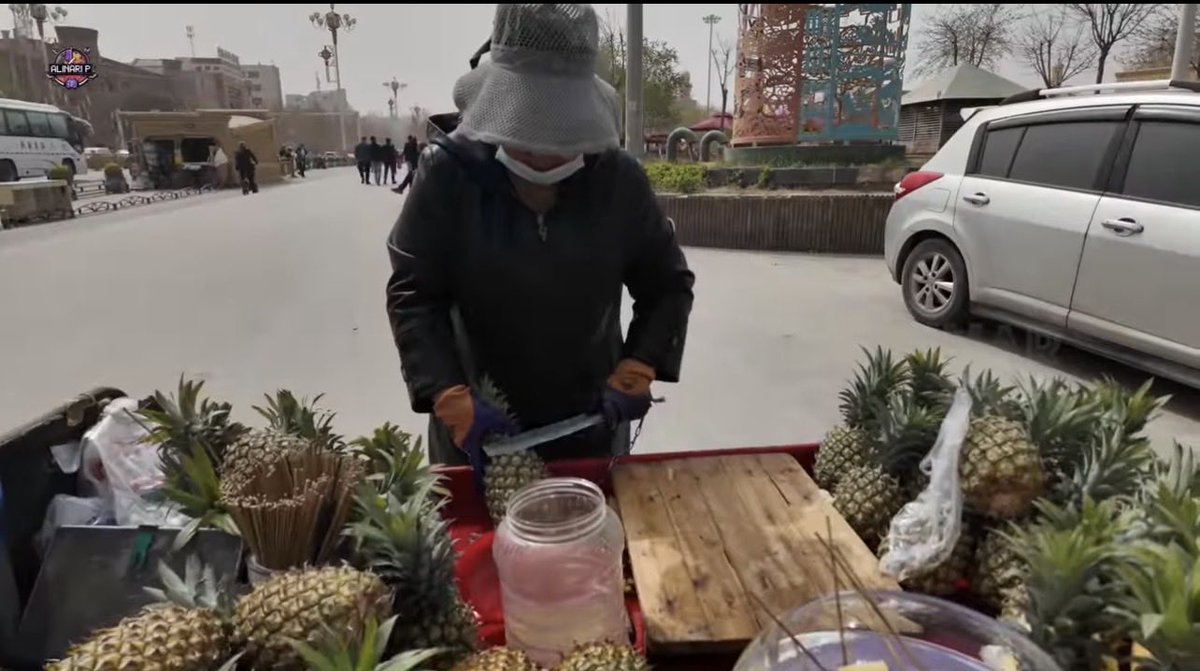 brahimasiltekin's tweet photo. Doğu Türkistan’daki özgürlük güzellemelerine kanmamak gerek. Taha Kılınç hocanın Doğu Türkistan seyahatnamesinde bahsettiği satırların zorunlu bir şekilde tezgaha bağlandığı bahsi bir Türk gezginin videosunda da açık bir şekilde gözüküyor.Bu bir özgürlük değil!

#Doğutürkistan https://t.co/mtvznXCFuP
