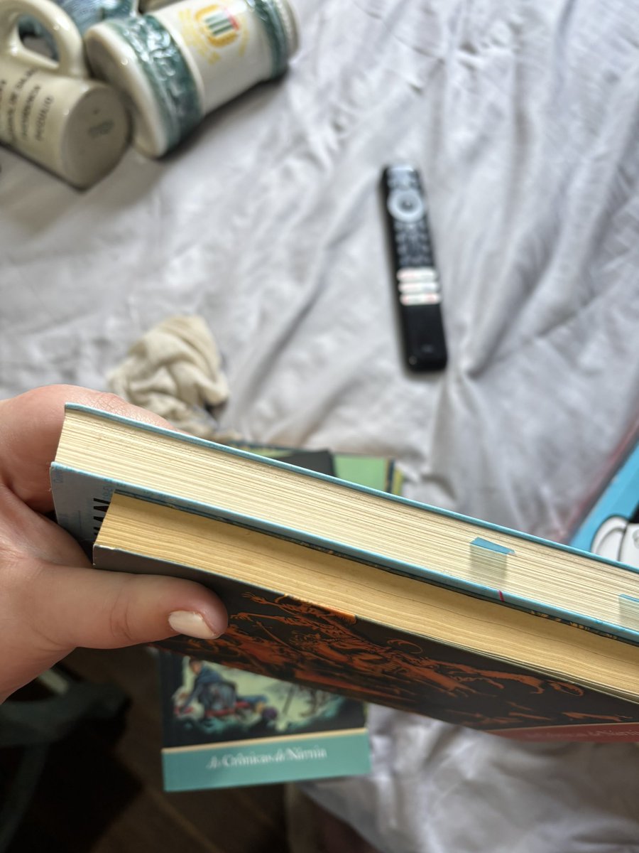paranoicmuse's tweet photo. realmente, usar papel de péssima qualidade em seus livros que oxida e cria manchas nas folhas é uma ESCOLHA de algumas editoras https://t.co/MjbFSZJHjk
