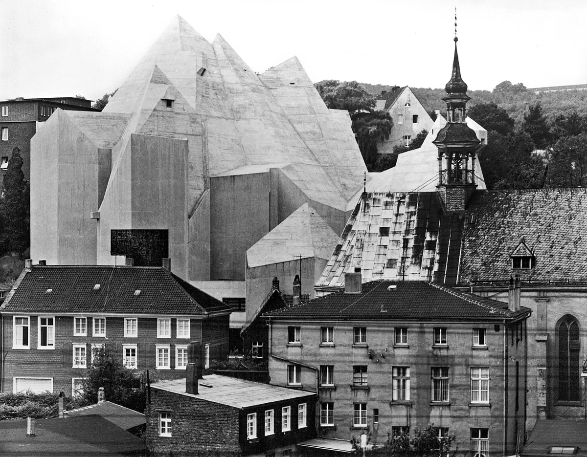 hollycurates's tweet photo. Pilgrimage Church of Neviges designed by Gottfried Böhm. technically it's brutalist, but reads and feels like pure german expressionism https://t.co/0LvJObvFij