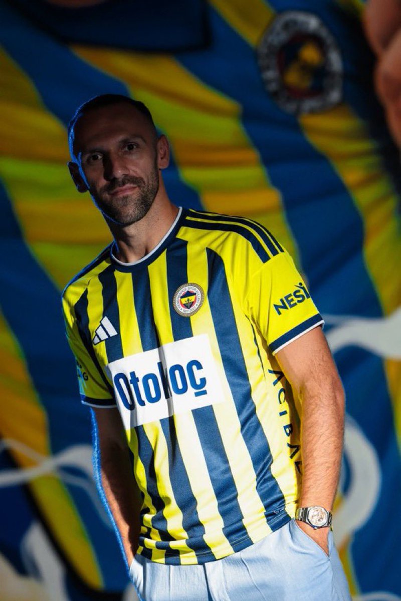 Sametcayir's tweet photo. ÖZEL | Fenerbahçe’nin santrforu Vedat Muriqi’nin ‘yerli’ futbolcu sayılabilmesi için TFF’nin statü değişikliğine gitmesi gerekiyor.

TFF ise bu değişikliğe sıcak bakmıyor. Bunun en büyük nedeni, A Millî Takım havuzunun daraltılmak istenmemesi.

Bilindiği gibi kulüplerin 14 (10+4) yabancı hakkı var. 14’ü de yerli futbolcudan oluşuyor. 

Statü değişir ve Vedat Muriqi örneğinde olduğu gibi 1 tane ‘A Millî Takım’da oynamaya uygun olmayan’ oyuncu eklenirse, burada millî takım havuzu otomatik olarak 13’e iniyor. Bu yüzden TFF bu değişikliğe sıcak değil.