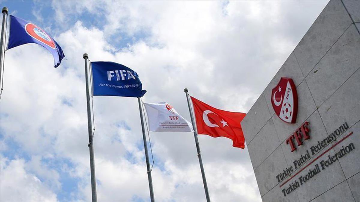 Sametcayir's tweet photo. ÖZEL | Fenerbahçe’nin santrforu Vedat Muriqi’nin ‘yerli’ futbolcu sayılabilmesi için TFF’nin statü değişikliğine gitmesi gerekiyor.

TFF ise bu değişikliğe sıcak bakmıyor. Bunun en büyük nedeni, A Millî Takım havuzunun daraltılmak istenmemesi.

Bilindiği gibi kulüplerin 14 (10+4) yabancı hakkı var. 14’ü de yerli futbolcudan oluşuyor. 

Statü değişir ve Vedat Muriqi örneğinde olduğu gibi 1 tane ‘A Millî Takım’da oynamaya uygun olmayan’ oyuncu eklenirse, burada millî takım havuzu otomatik olarak 13’e iniyor. Bu yüzden TFF bu değişikliğe sıcak değil.