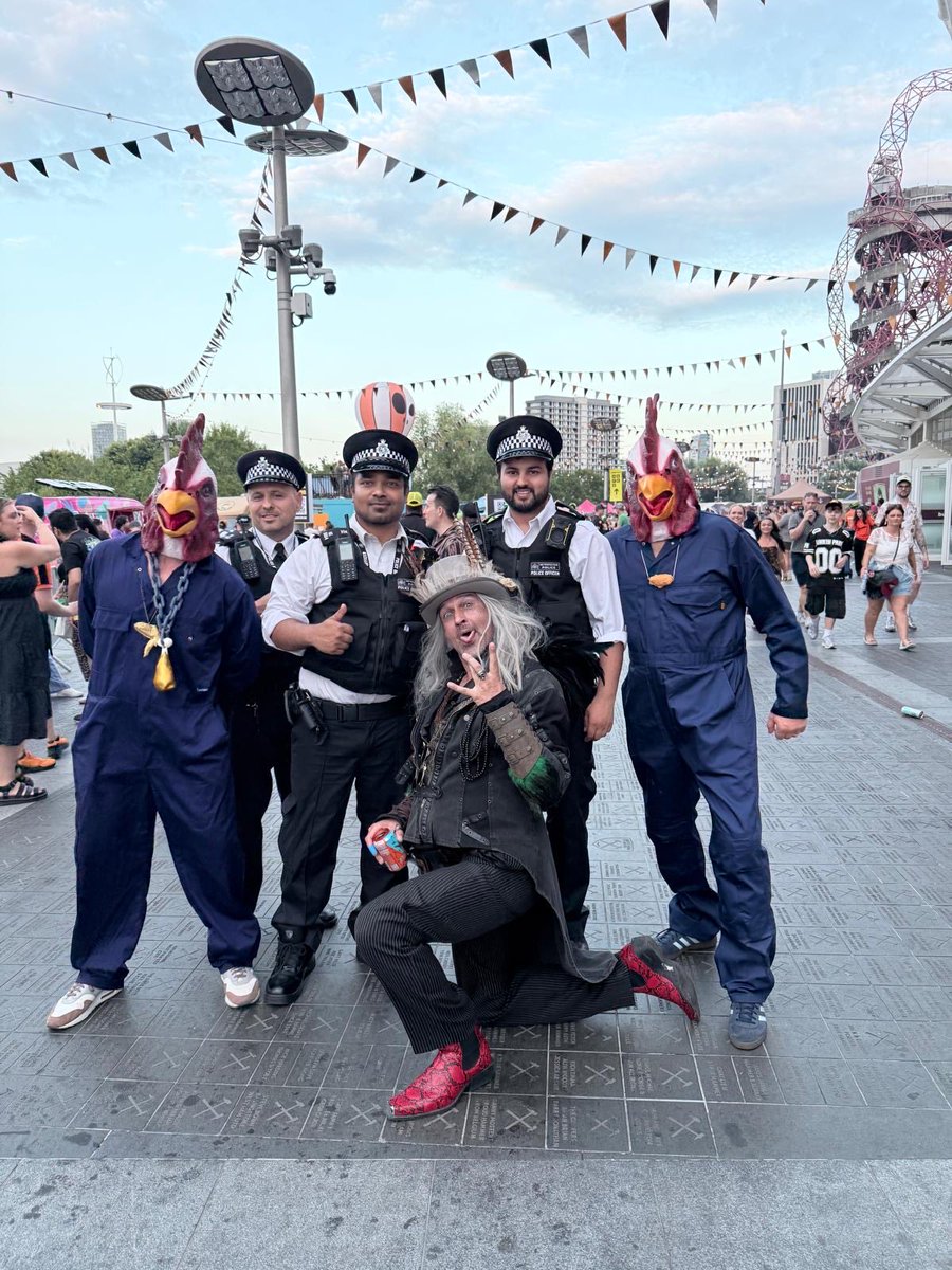 MPSSpecials's tweet photo. Specials from the North East supporting a fantastic public event at London Stadium, Newham! 🙌 A great opportunity to connect, engage and build positive relationships with the community. 🤝🚔 thank you team !#Engagement #CommunityEngagement #LondonStadium #Newham https://t.co/6d6XbyaTj0