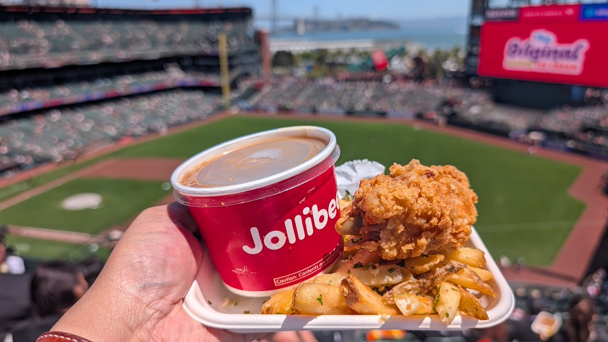MAD_Marvin's tweet photo. If I brought cheese curds, I could use the Jolibee gravy on the garlic fries to make Bay Area Pinoy Poutine. https://t.co/QTUy9oQdqI
