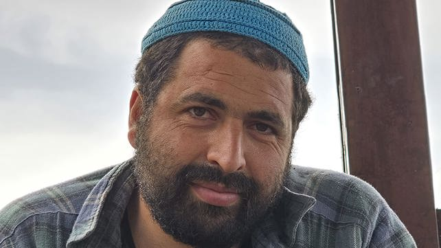 YHepstein's tweet photo. על פוזיציה, כאב לב ומדינת ישראל (מחשבות מתגובות אינסטנקטיביות שלי ל24 השעות אחרונות). 

האם במילון כשירצו להגדיר פיגוע תופיע תמונה מהטרגדיה שהיתה ביום שישי ביהודה ושומרון? כנראה שלא. 
אין לי ויכוח על הסמנטיקה, זה לא ״פיגוע״ במובן הקלאסי של המילה. 
איפה כן יש לי ויכוח וקשה לי להבין אנשים ? כשהדיון מתנתק מהקונטקסט הרלוונטי (לטעמי) וכשלוקחים ארועים שמפלחים את הלב של כל ישראלי והופכים את זה לכלי בהעמקת השיסוי וההתפוררות המרקם החברתי העדין של החברה הישראלית ושל הצבא. 
כשאני רואה פוסטים שרואים בזה ריב בין שתי חמולות או מריבת ערסים (לא אוהב את המילה הזאת, אני די ערס). כשדרך השיפוט של הסיטואציה מתנתקת ממאבק מדמם בין שני עמים על אותו חבל ארץ. 
כן, במאבק הזה יש לי פוזיציה. אני מודה.
גם אם אני ממסגר את זה לרגע בקרב בין חוליגנים, אז החוליגנים שעושים את זה כדי שבמאבק המדמם הזה לא יהרגו אותי קודם ובסיטואציה הזאת נרצח אחד מהם - אני לכל הפחות לא קוון נייטרלי שמרים את הדגל לנבדל שלהם כשהם מוטלים מתים על הקרקע. לא יודע, זה האינסטינקט.
אני יכול לחשוב שהם טועים, אני יכול לחשוב שהם לא עושים דברים נכונים, אני אפילו יכול לחשוב שהם מטומטמים ולהתחרפן שהם לא מטופלים. אבל אני זוכר שזה נעשה במסגרת מאבק מדמם בין צד שהוא שלי והם שייכים אליו ובין צד שהוא לא שלי (ובעיני גם מקפיד יפה מאוד להראות כמה ישמח שלא יהיה אותי במרחב הזה, אבל אני גמיש לשכנועים בעניין הזה) וכך גם תראה הפוזיציה שלי ביום הרצח. שמיניות באוויר כדי לתת את הריספקט הזה ברגע מחורבן, בטח בפומבי.  
זה לא מונע דיון ולא מונע מביקורת להשמע. אני אומנם לא מתחבר לטענה של יאיר גולן "שהדם על הידיים של נתניהו וכץ", ואני לא חושב שהעיתוי מתאים אבל זאת טענה שהיא לגיטימית בעיני וכל דיון שהוא ברובד הציבורי שלו של מקבלי ההחלטות - זה המקום הנכון שלו.  
מי שלוקח נפילה של יובל עזרא ז"ל והופך את הצער הנורא ואת הרגע השברירי הזה לקרדום לחפור בו, לשסות דם אזרחים בדם אזרחים אחרים ולהעמיק ועוד קצת להעמיק את השיסוי הפנימי, לגעת במקופ הכי כואב בפצע ולדרוך עליו עוד ועוד  - אני כועס עליו מאוד, אפילו בז לו וחושב שהוא מתנהג בצורה מופקרת. 
הדבק שמחבר את הדבר הזה שנקרא צה"ל הוא ובכלל הנכונות לקפוץ להגן על ישראלים בכל מצב, זאת תעודת הביטוח שלנו לשרוד. הטכנולוגיה חשובה בטירוף, המוח נותן לנו יתרונות אדירים - אבל בלי זה, ה7.10 היה הופך בכמה ימים לסוף של מדינת היהודים. 
אנחנו לא יכולים להרשות לעצמינו לתמוך במי שרוצה לפורר את זה. 
 נראה לי כך או כך דעה מאוד פופולארית - איזה יום חרבנא לנפש. 
זהו חפירה לכרגע.