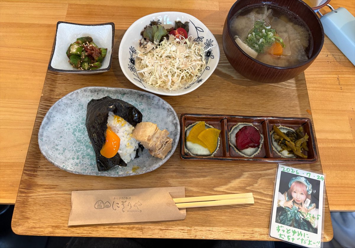 Dreamtemma's tweet photo. こないだのゆめちゃんのチェキみて好き好きにやにやしたいから、常に持ち歩いて写真撮っちゃうのよね〜
ゆめちゃんのチェキ見てるとほんと元気出てきちゃうなんでも頑張れちゃう🥰
これからもっと思い出作りたいな〜！ https://t.co/ZNODdKmYzD