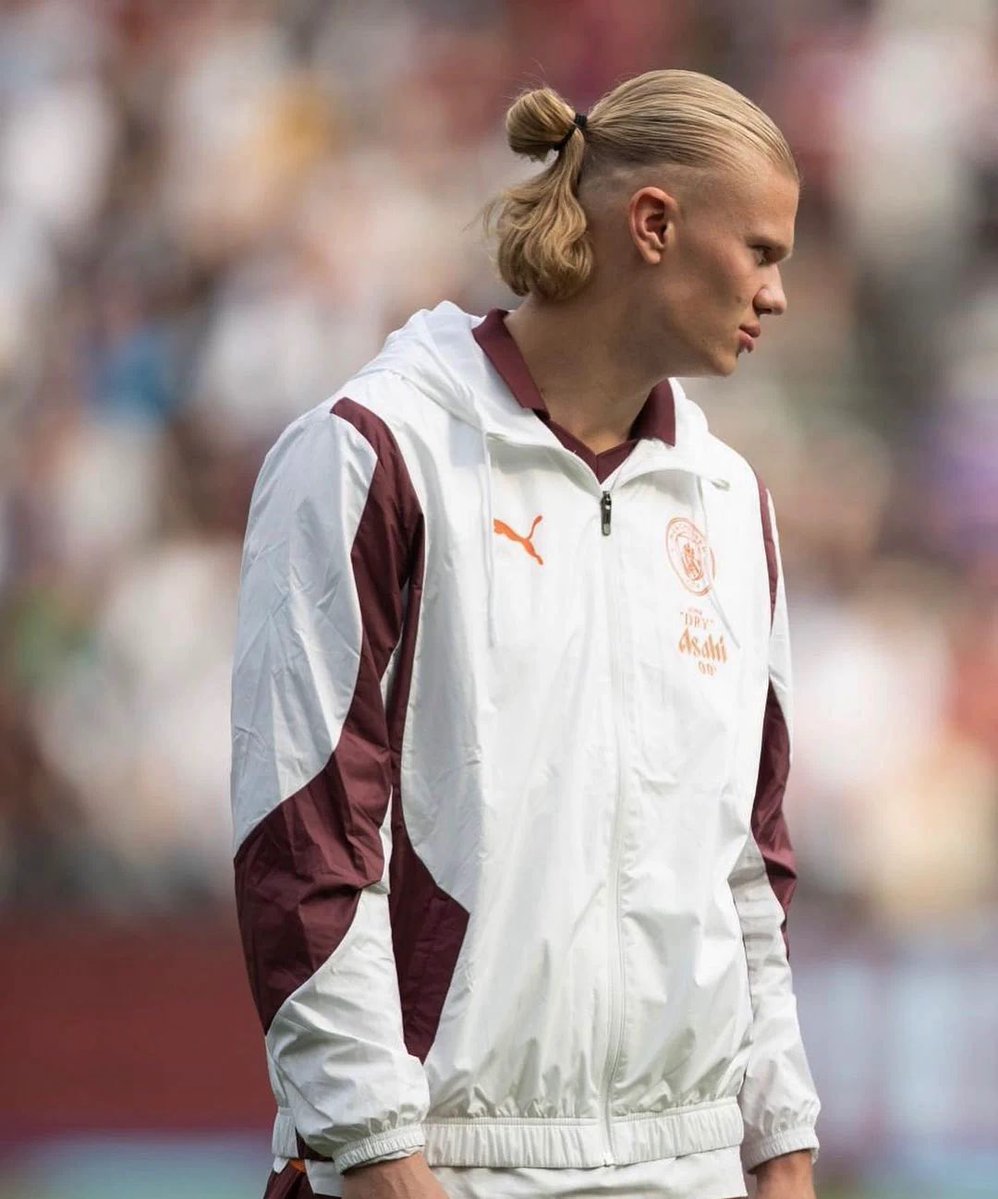 erlinghams_'s tweet photo. a much needed thread of haaland’s hair styles! 

starting off strong..

1. his iconic slick back and man bun https://t.co/0dZHe8mXfu