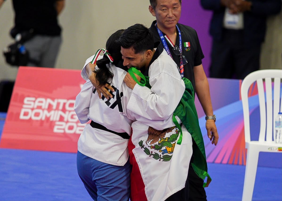 DiariodeMorelos's tweet photo. 🥋🥇 ¡MÉXICO SUMA OTRO ORO EN TAEKWONDO!

William Arroyo y Cecilia Lee conquistaron el oro en Poomsae Estilo Libre Mixto y sumaron otra alegría para México. 🇲🇽🔥

¡Felicidades, campeones! 👏🥇 https://t.co/uhnRceMaOr