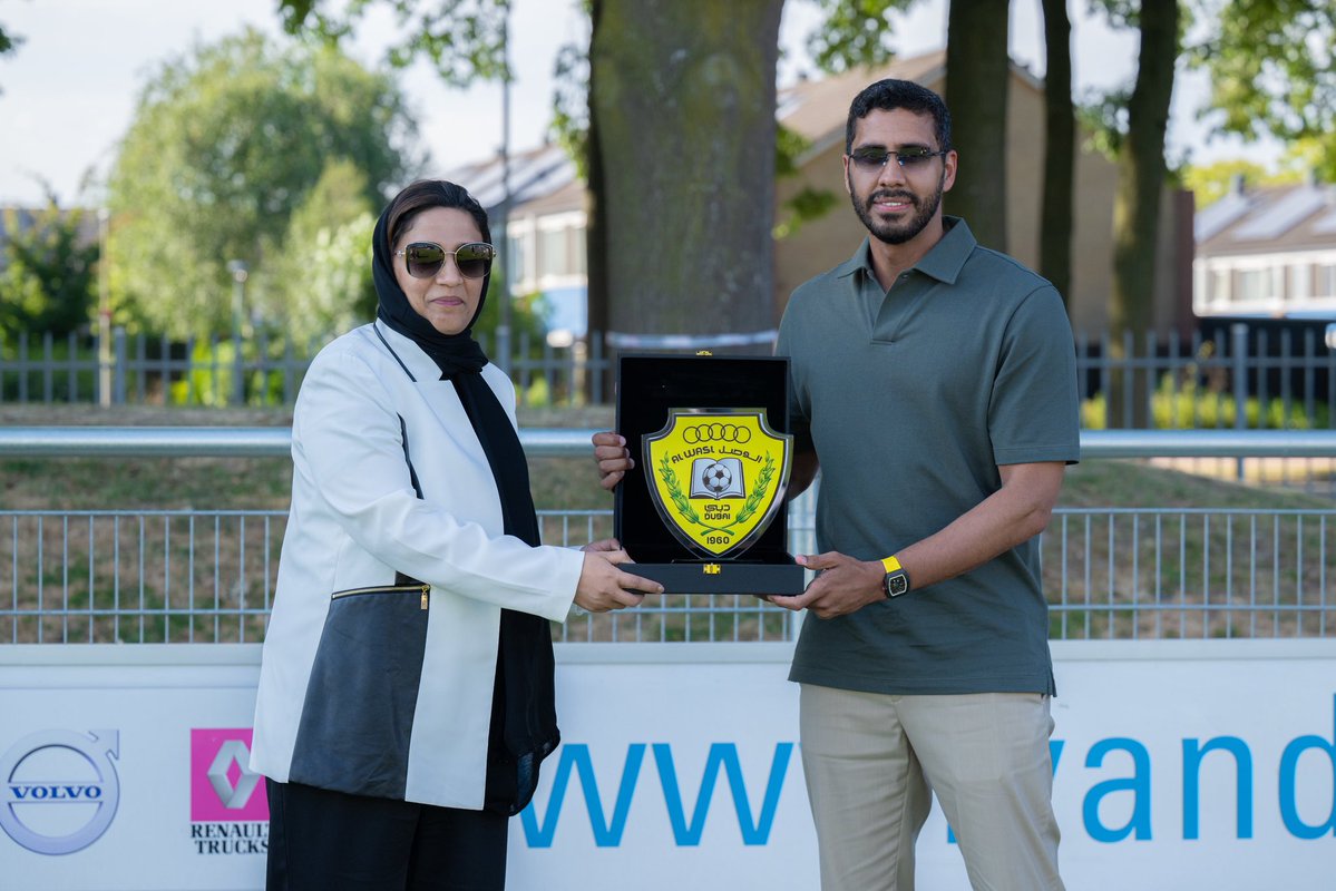 AlWaslSC's tweet photo. رئيس شركة كرة القدم بنادي الوصل أحمد الطنيجي يهدي سعادة أميرة عبيد الحفيتي، سفيرة دولة الإمارات لدى مملكة هولندا، درع النادي، وذلك على هامش حضورها المباراة 🇦🇪💛

⛺️ #معسكر_الوصل🇳🇱
🟡 #الوصل | #ALWASL https://t.co/N5B7Pan2y9