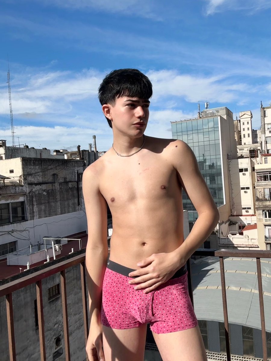 ToDoTonny's tweet photo. Tomando un poco de sol🥵🥵🥵 https://t.co/pIQHSFSvNc