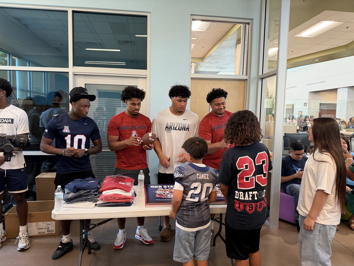 tobrukblaine_TB's tweet photo. Our @ArizonaFBall players were fired up to support @CDSResort’s community engagement efforts today! The team donated 100+ backpacks that were distributed today. So many families came by to meet the players, grab autographs, and kick off the school year🐻⬇️ https://t.co/kvJ1OErs2x