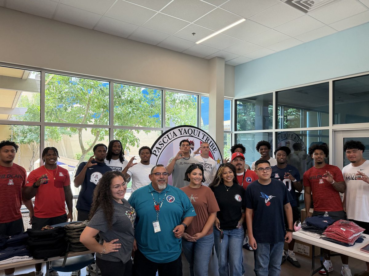 tobrukblaine_TB's tweet photo. Our @ArizonaFBall players were fired up to support @CDSResort’s community engagement efforts today! The team donated 100+ backpacks that were distributed today. So many families came by to meet the players, grab autographs, and kick off the school year🐻⬇️ https://t.co/kvJ1OErs2x