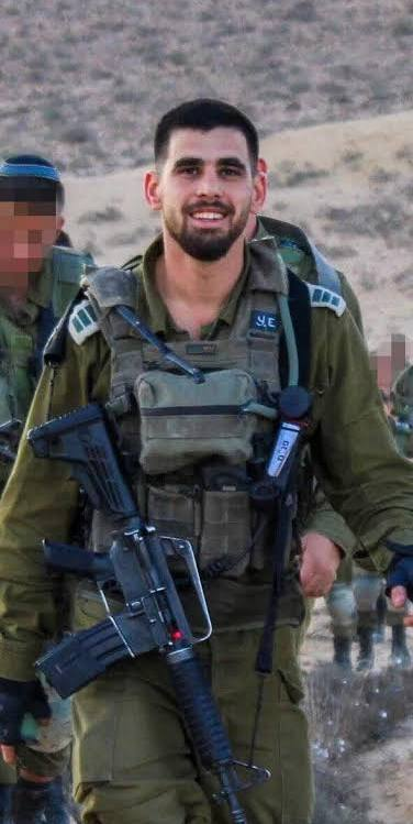 YHepstein's tweet photo. על פוזיציה, כאב לב ומדינת ישראל (מחשבות מתגובות אינסטנקטיביות שלי ל24 השעות אחרונות). 

האם במילון כשירצו להגדיר פיגוע תופיע תמונה מהטרגדיה שהיתה ביום שישי ביהודה ושומרון? כנראה שלא. 
אין לי ויכוח על הסמנטיקה, זה לא ״פיגוע״ במובן הקלאסי של המילה. 
איפה כן יש לי ויכוח וקשה לי להבין אנשים ? כשהדיון מתנתק מהקונטקסט הרלוונטי (לטעמי) וכשלוקחים ארועים שמפלחים את הלב של כל ישראלי והופכים את זה לכלי בהעמקת השיסוי וההתפוררות המרקם החברתי העדין של החברה הישראלית ושל הצבא. 
כשאני רואה פוסטים שרואים בזה ריב בין שתי חמולות או מריבת ערסים (לא אוהב את המילה הזאת, אני די ערס). כשדרך השיפוט של הסיטואציה מתנתקת ממאבק מדמם בין שני עמים על אותו חבל ארץ. 
כן, במאבק הזה יש לי פוזיציה. אני מודה.
גם אם אני ממסגר את זה לרגע בקרב בין חוליגנים, אז החוליגנים שעושים את זה כדי שבמאבק המדמם הזה לא יהרגו אותי קודם ובסיטואציה הזאת נרצח אחד מהם - אני לכל הפחות לא קוון נייטרלי שמרים את הדגל לנבדל שלהם כשהם מוטלים מתים על הקרקע. לא יודע, זה האינסטינקט.
אני יכול לחשוב שהם טועים, אני יכול לחשוב שהם לא עושים דברים נכונים, אני אפילו יכול לחשוב שהם מטומטמים ולהתחרפן שהם לא מטופלים. אבל אני זוכר שזה נעשה במסגרת מאבק מדמם בין צד שהוא שלי והם שייכים אליו ובין צד שהוא לא שלי (ובעיני גם מקפיד יפה מאוד להראות כמה ישמח שלא יהיה אותי במרחב הזה, אבל אני גמיש לשכנועים בעניין הזה) וכך גם תראה הפוזיציה שלי ביום הרצח. שמיניות באוויר כדי לתת את הריספקט הזה ברגע מחורבן, בטח בפומבי.  
זה לא מונע דיון ולא מונע מביקורת להשמע. אני אומנם לא מתחבר לטענה של יאיר גולן "שהדם על הידיים של נתניהו וכץ", ואני לא חושב שהעיתוי מתאים אבל זאת טענה שהיא לגיטימית בעיני וכל דיון שהוא ברובד הציבורי שלו של מקבלי ההחלטות - זה המקום הנכון שלו.  
מי שלוקח נפילה של יובל עזרא ז"ל והופך את הצער הנורא ואת הרגע השברירי הזה לקרדום לחפור בו, לשסות דם אזרחים בדם אזרחים אחרים ולהעמיק ועוד קצת להעמיק את השיסוי הפנימי, לגעת במקופ הכי כואב בפצע ולדרוך עליו עוד ועוד  - אני כועס עליו מאוד, אפילו בז לו וחושב שהוא מתנהג בצורה מופקרת. 
הדבק שמחבר את הדבר הזה שנקרא צה"ל הוא ובכלל הנכונות לקפוץ להגן על ישראלים בכל מצב, זאת תעודת הביטוח שלנו לשרוד. הטכנולוגיה חשובה בטירוף, המוח נותן לנו יתרונות אדירים - אבל בלי זה, ה7.10 היה הופך בכמה ימים לסוף של מדינת היהודים. 
אנחנו לא יכולים להרשות לעצמינו לתמוך במי שרוצה לפורר את זה. 
 נראה לי כך או כך דעה מאוד פופולארית - איזה יום חרבנא לנפש. 
זהו חפירה לכרגע.