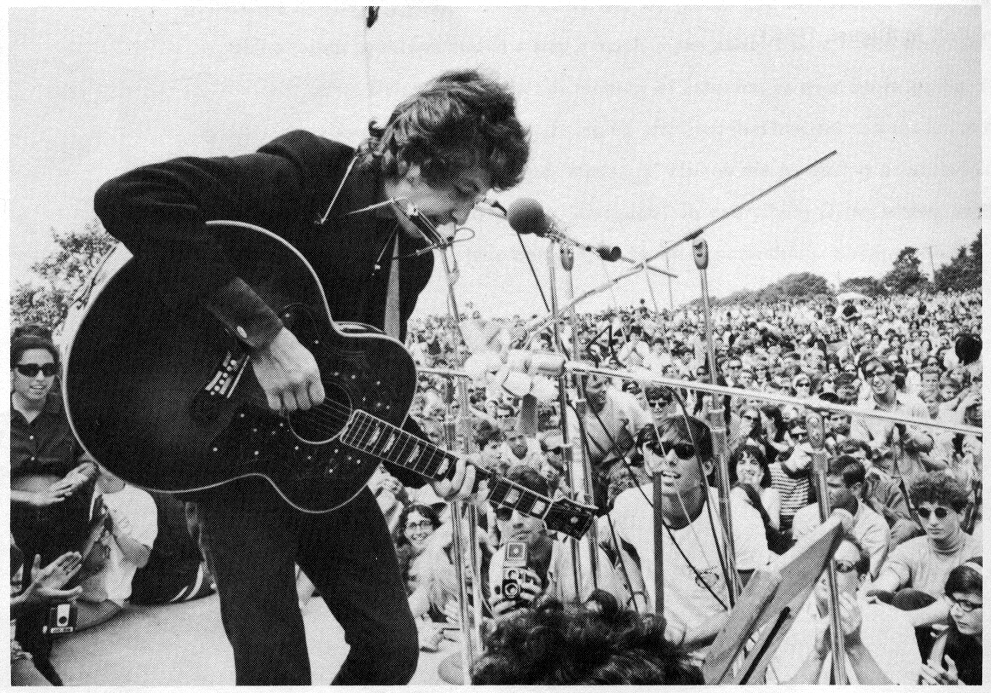 CompoundHistory's tweet photo. July 25, 1965. Bob Dylan walks onto the stage at the Newport Folk Festival carrying an electric guitar.

Newport helped make him the voice of folk music. Fifteen minutes later, part of that crowd was booing goodbye to the Dylan they came to see. https://t.co/Qm4lLcttpU