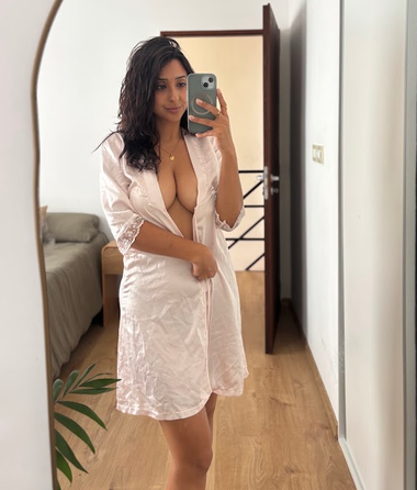 FloreBloomyd's tweet photo. I have a feeling you're going to keep thinking about me tonight. 🌙💋 https://t.co/y8vPS8mquq