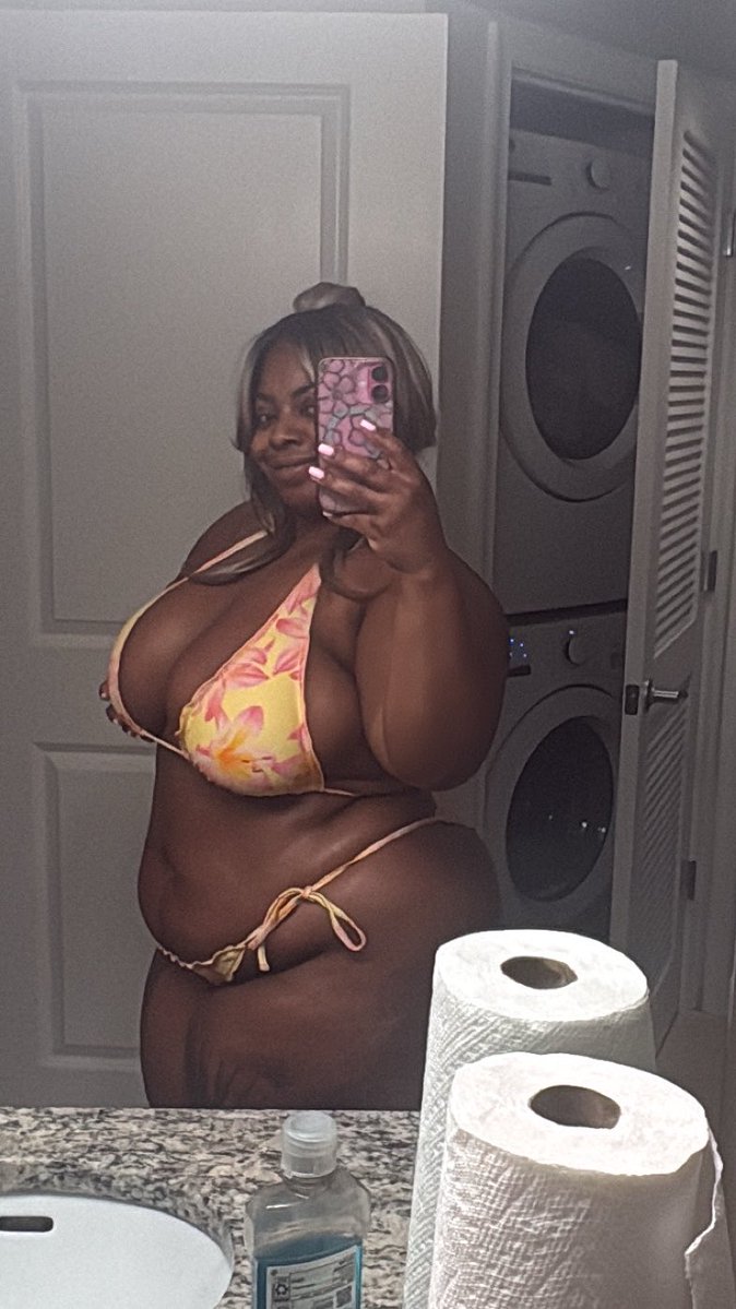 chloe_uncut's tweet photo. Do you like the view? https://t.co/FNtYkHkf3u