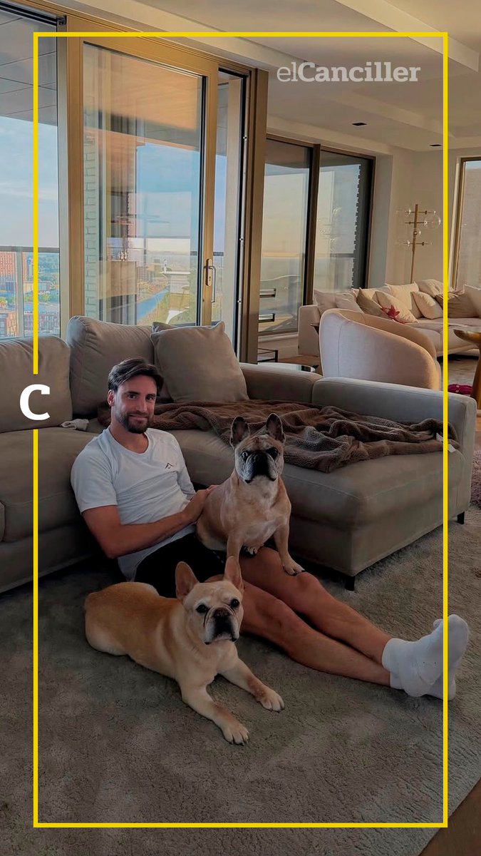 elcancillercom's tweet photo. [REDES] "Hogar, dulce hogar": recién llegado después del Mundial, Tagliafico posó en su casa con "Caro" Calvagni, y le puso la medalla de segundo lugar a uno de sus perros. 🐶 https://t.co/LcXhlus9MS