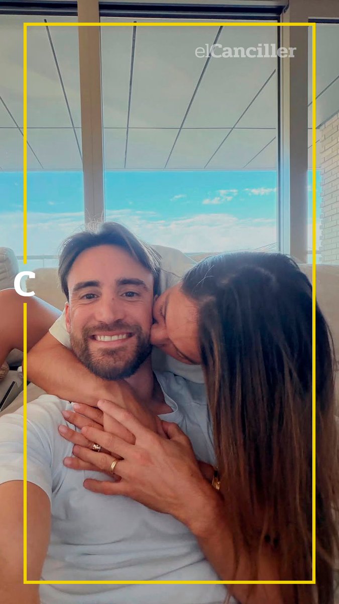 elcancillercom's tweet photo. [REDES] "Hogar, dulce hogar": recién llegado después del Mundial, Tagliafico posó en su casa con "Caro" Calvagni, y le puso la medalla de segundo lugar a uno de sus perros. 🐶 https://t.co/LcXhlus9MS