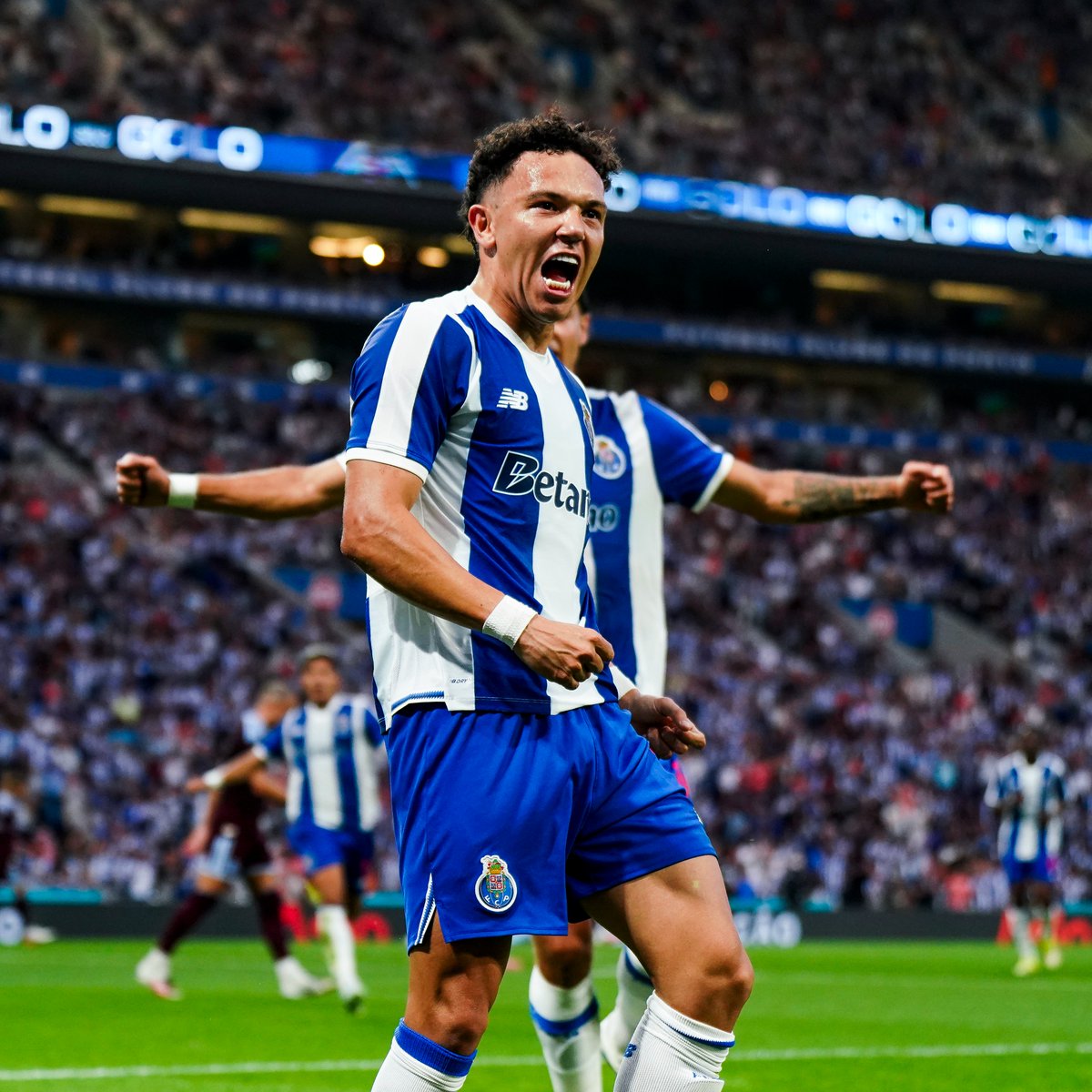 FCPorto's tweet photo. Pepê fez o 2.º da partida. Mais um com toque 🇧🇷🤩

#FCPAVFC #PortoDeHonra https://t.co/qB8DnVOlbD