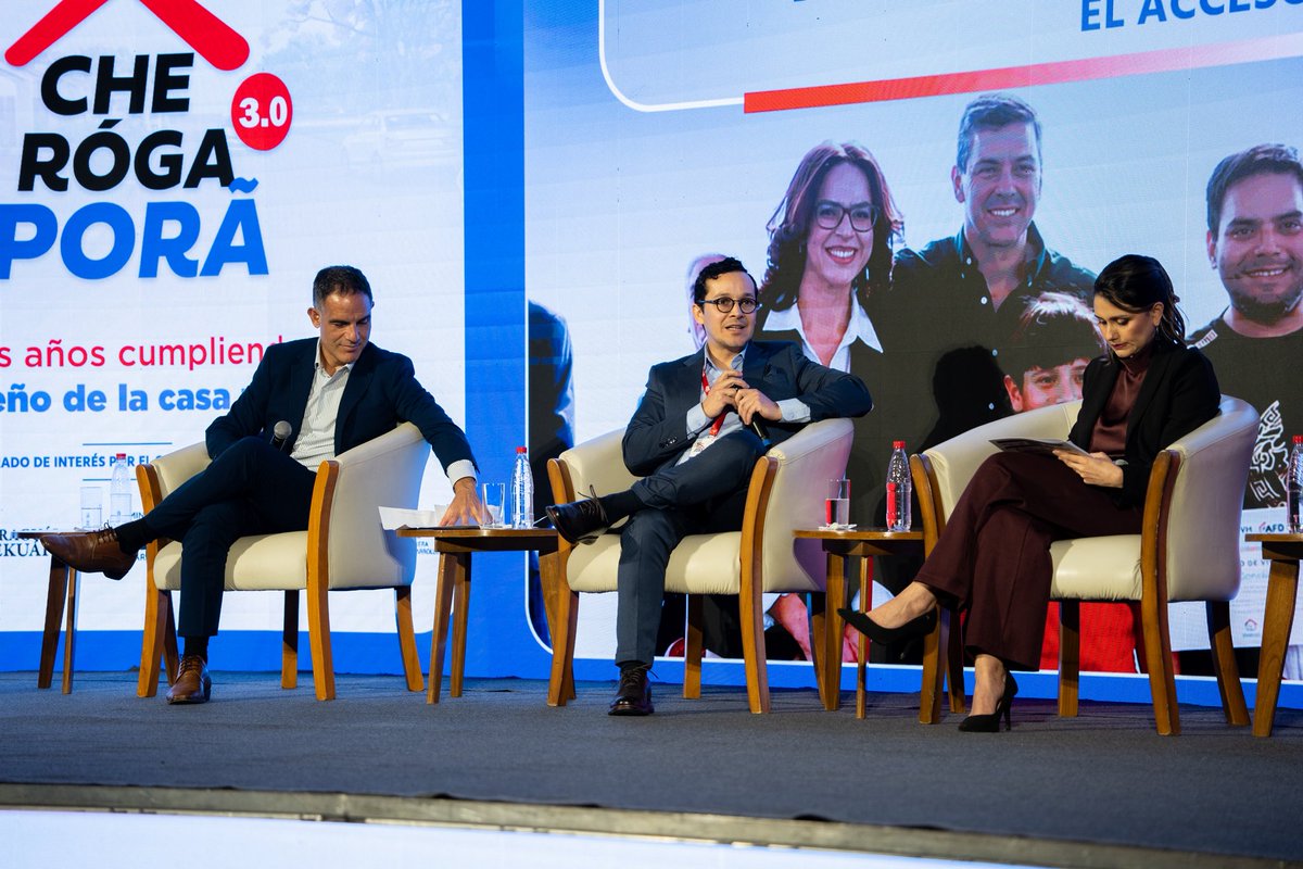 afd_py's tweet photo. 🏡 Las políticas públicas cobran verdadero valor cuando generan oportunidades para las personas.

En este espacio, Carlos Ávalos, de la AFD, junto a representantes del MUVH, el BNF y CAPRIVI, conversaron sobre el recorrido del programa Che Róga Porã, sus avances y el trabajo conjunto necesario para seguir ampliando el acceso a la vivienda.